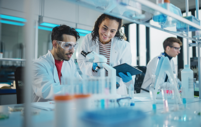 ihmiset työskentelevät