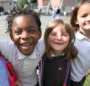 Kaksi lasta jäljittelemässä hampaiden harjausta pahviharjoilla