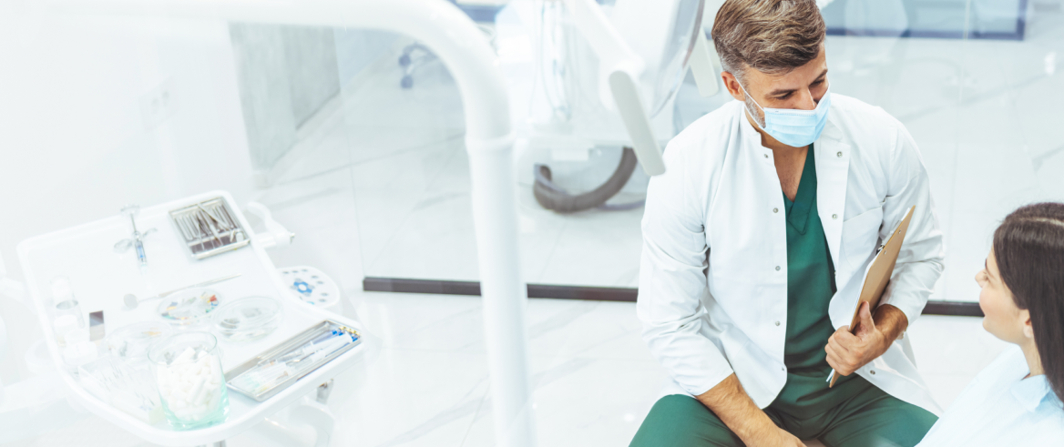 Hammaslääkäri ja hänen potilaansa.  