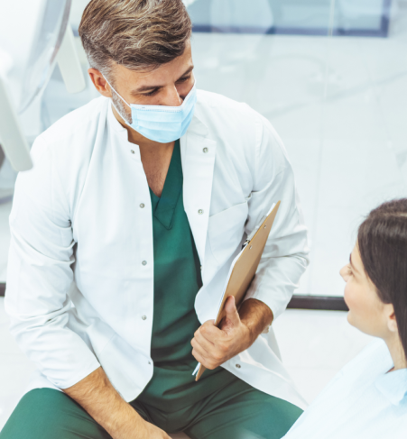 Hammaslääkäri ja hänen potilaansa.  