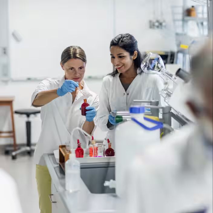 ihmiset laboratoriossa